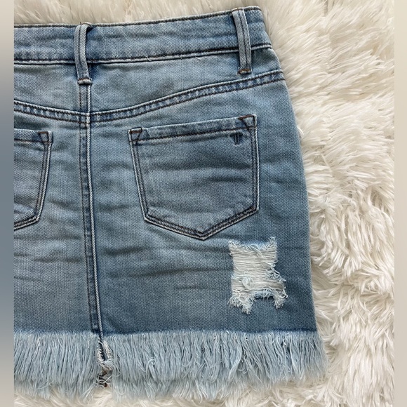 Tractr Frayed Blue Jean Wash Denim Mini Skirt with Rips Size Medium - Picture 8 of 13